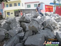 海南国企领导因合作纠纷用巨石堵民办学校大门!