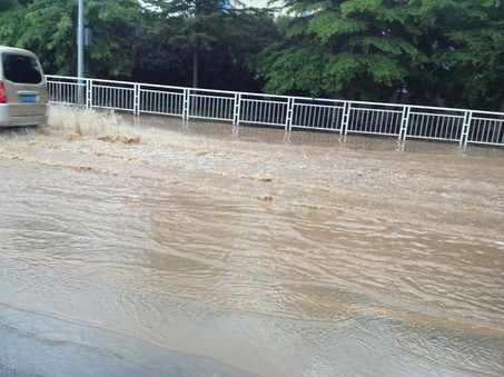 深圳松岗暴雨：广东强降雨松岗区遭暴雨侵袭!