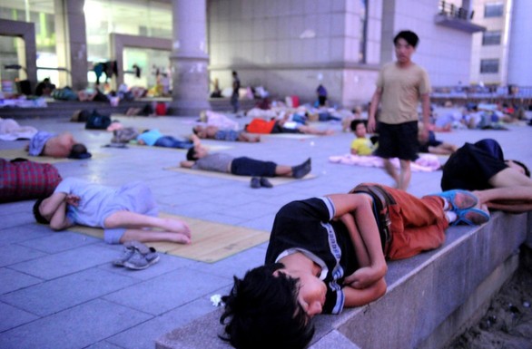 无业民工住宿问题如何解决 浙江义乌大批求职民工露宿街头