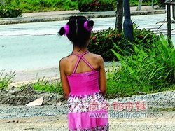 东莞8岁女童疑遭邻居猥亵 走路姿势异常