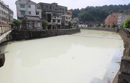 温州瞿溪河变牛奶河系乳胶泄漏所致!