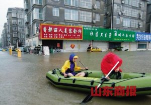 临沂大雨出行得坐橡皮艇：排水系统该升级!