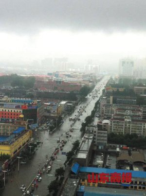 临沂大雨出行得坐橡皮艇：排水系统该升级!