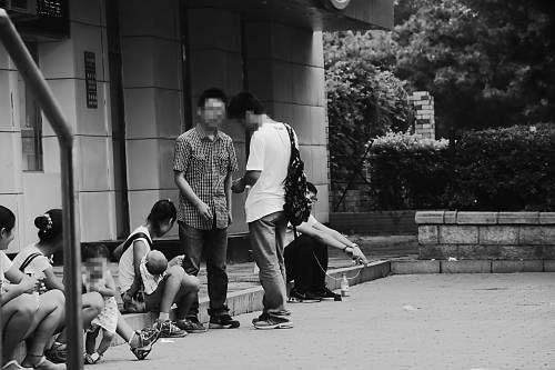 7月8日下午，地铁4号线人民大学站A1号出口前，一名男青年正在买假证。