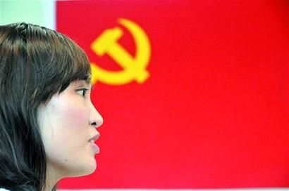 “最美女教师”张丽莉七一病房内宣誓入党(图)