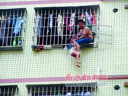 夫妻吵架爸爸拿亲生女儿做人质