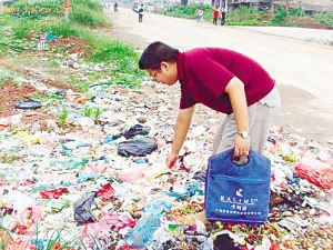 武汉高考状元退学 沦落街头捡垃圾