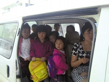 幼儿园校车超载严重 孩子紧贴车门