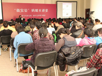 微宝贝回应妈妈压力大，郑玉巧向80后父母面授育儿经