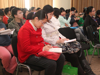 微宝贝回应妈妈压力大，郑玉巧向80后父母面授育儿经