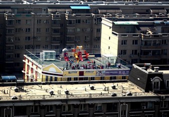 北京出现“空中”幼儿园 数十幼儿楼顶玩耍