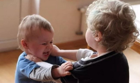 孩子打人头疼、被打心疼，家长该怎么做？