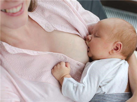 母乳和奶粉哪个更有营养价值2