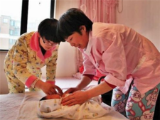 月嫂晚上带孩子吗