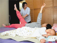 月嫂晚上带孩子吗