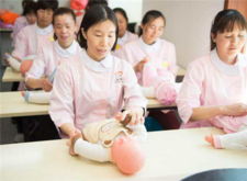 月嫂晚上带孩子吗