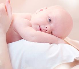 新生儿脸上长小红点是怎么回事3