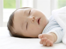新生儿睡觉翻白眼正常吗3