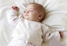 新生儿秋季睡觉穿什么衣服1