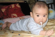 新生儿秋天吐奶怎么回事1