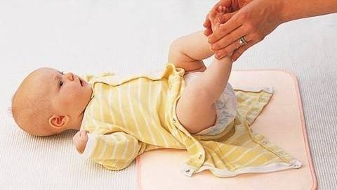 新生儿穿连体衣还是分开好 新生儿穿衣指南3