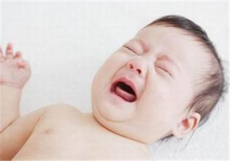 新生儿睡觉不踏实手舞足蹈哼哼