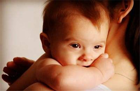 母乳喂养的宝宝需要拍嗝吗