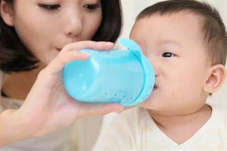 新生儿打嗝时能喂水吗3
