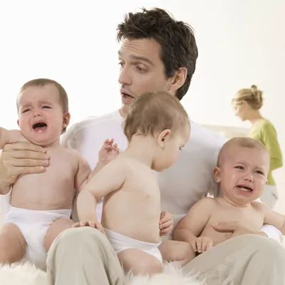 宝宝不愿让爸爸抱?妈妈这样做就对了