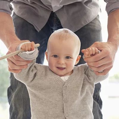 宝宝不愿让爸爸抱?妈妈这样做就对了