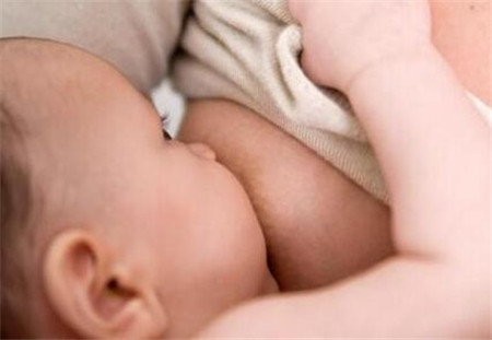 新生儿第一口母乳什么时候吃好