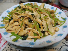 芹菜炒千张的做法2