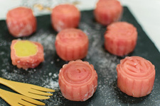 中秋儿童美食之粉红冰皮月饼