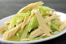 芹菜炒腐竹的做法1