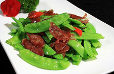 荷兰豆炒腊肠的做法1