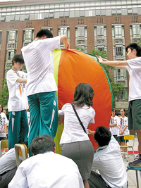 省实天河附中学生放飞热气球2