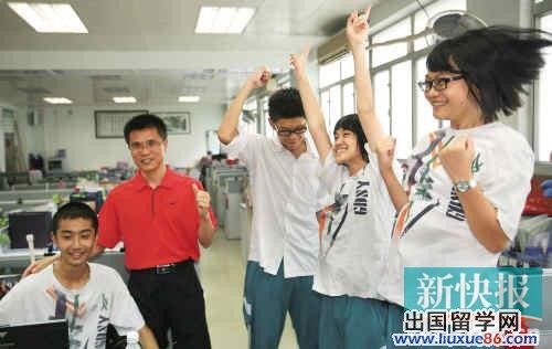 广东省实验中学的中考学生在网上查到分数,欢呼雀跃。(资料图)