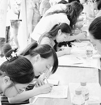 7月24日，四川省南充市举行的女性就业大型招聘会，吸引了大批高校毕业生。陈 宏摄