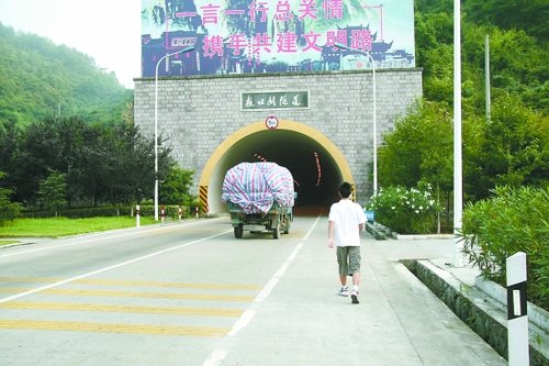 公务员爸爸让儿烈日下暴走20公里 开车相随