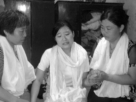 中学校长给学生送通知书途中突发心脏病去世