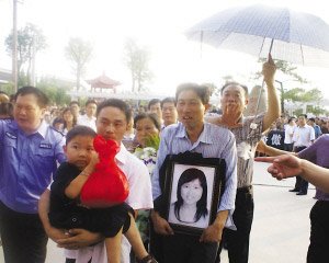 支教被砸遇难女大学生骨灰回乡万人迎接(图)