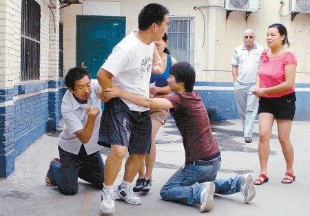 女童校车内窒息续 园长亲属跪求女童父母原谅