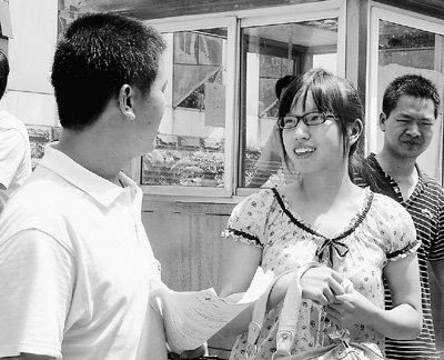 罗彩霞走出法庭流泪 希望事件就此结束