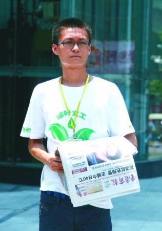 母亲离家带走积蓄 贫困新生卖水挣学费(图)