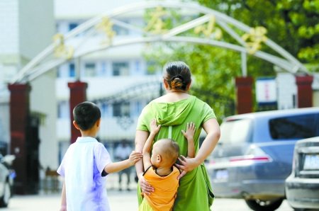 郑州一学校违规乱收费 收钱设暗语似特务接头