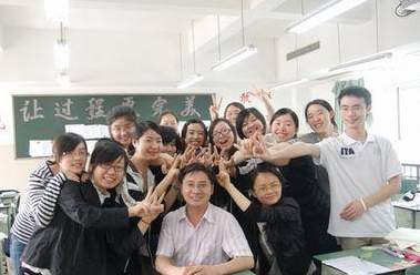 孙继良和学生们在一起