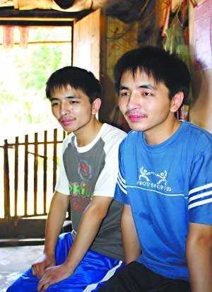 孪生兄弟齐考入大学 欲带瘫痪爷奶一同行(图)