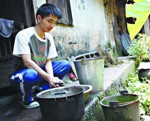 孪生兄弟齐考入大学 欲带瘫痪爷奶一同行(图)