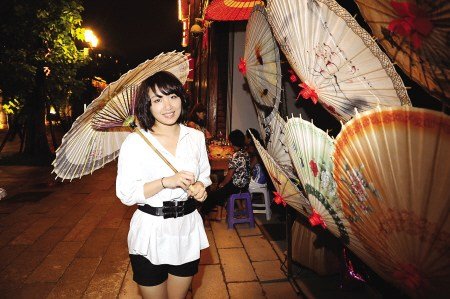 南后街现“卖伞西施” 90后女生卖伞蹿红网络