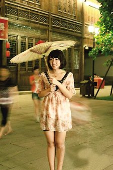 南后街现“卖伞西施” 90后女生卖伞蹿红网络